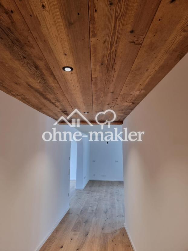 Blick in Küche und Esszimmer