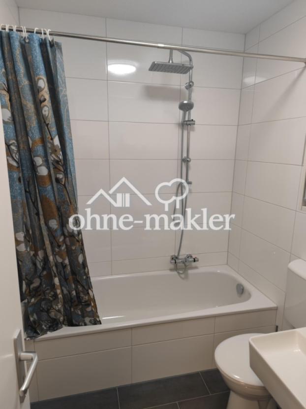 Bad mit Wanne und Dusche