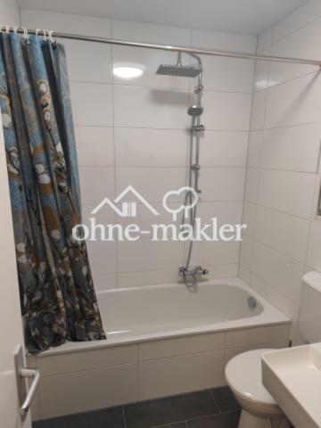 Bad mit Wanne und Dusche