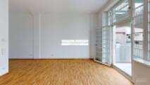 Wohnzimmer mit Zugang zum Balkon