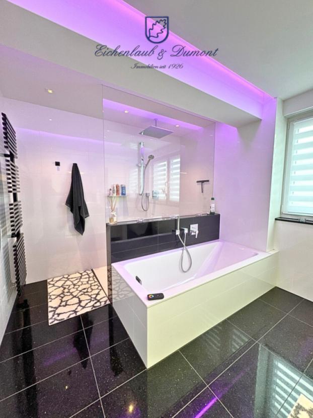 Bad mit Wanne & Dusche