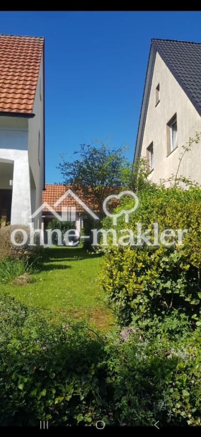 rechts vom Haus