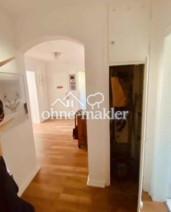 Flur mit kleiner Abstellkammer