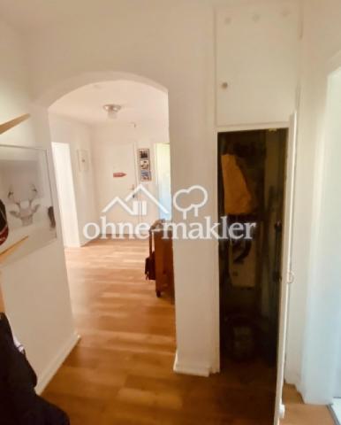 Flur mit kleiner Abstellkammer