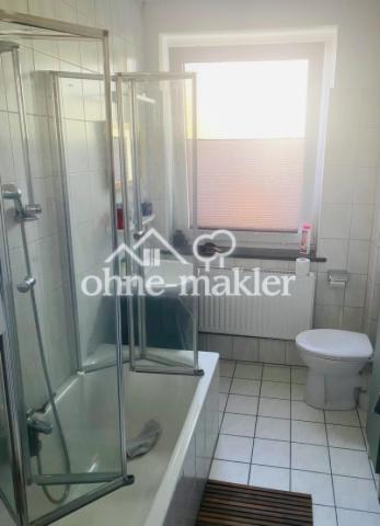 Badewanne mit Duschaufsatz