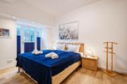 Schlafzimmer mit Doppelbett