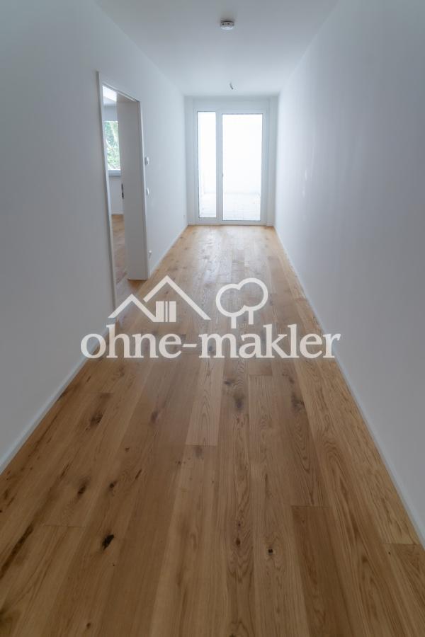 Separate Ankleide mit 2 Balkon