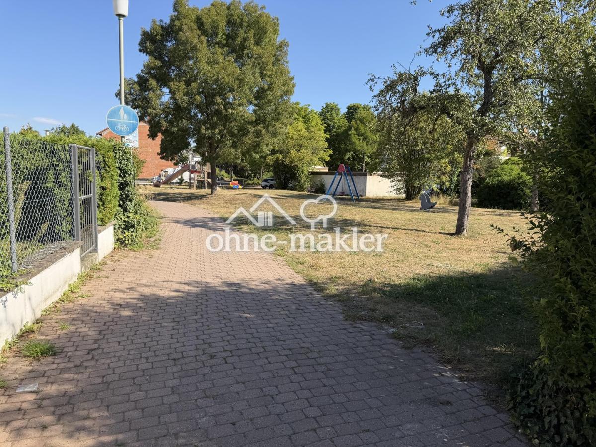 Spielplatz vor dem Haus