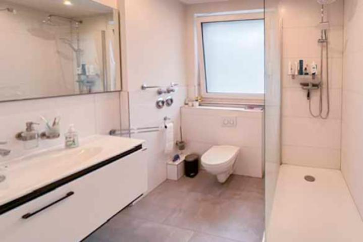 Modernes Badezimmer