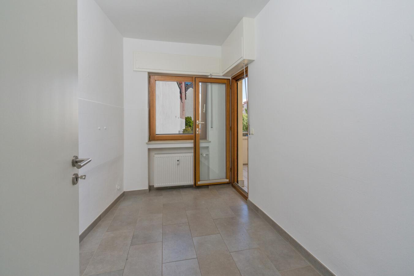Zimmer mit Zugang zum Balkon