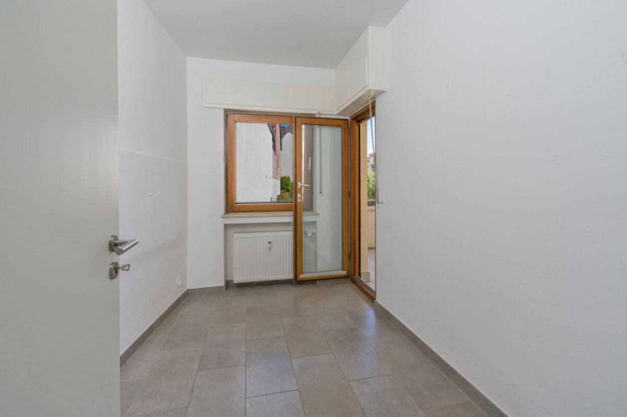 Zimmer mit Zugang zum Balkon