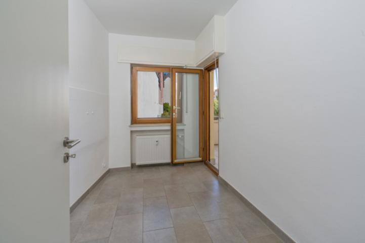 Zimmer mit Zugang zum Balkon