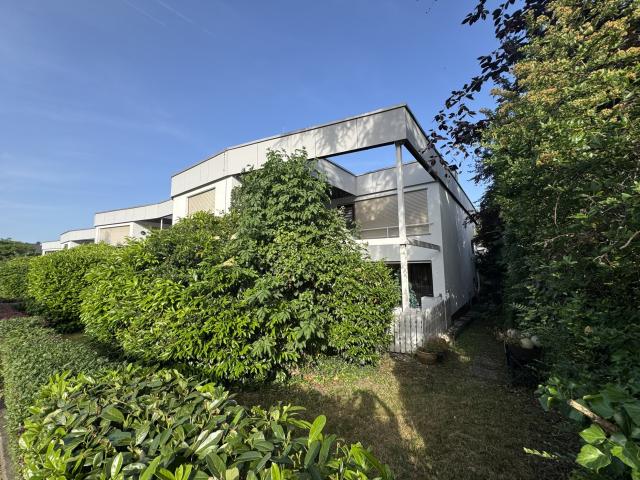 Terrasse eingebettet von Grün