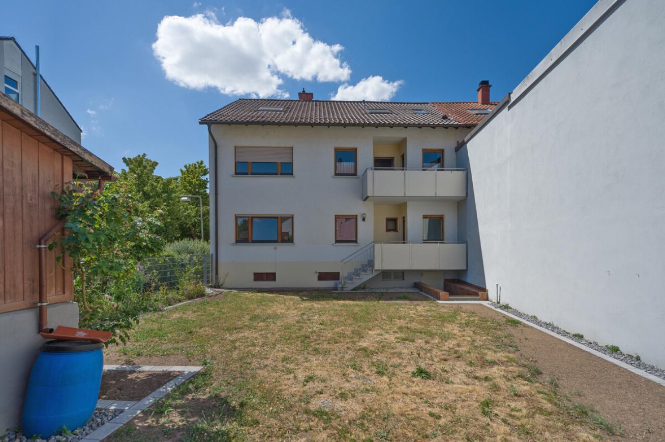 Garten mit Rückansischt Haus