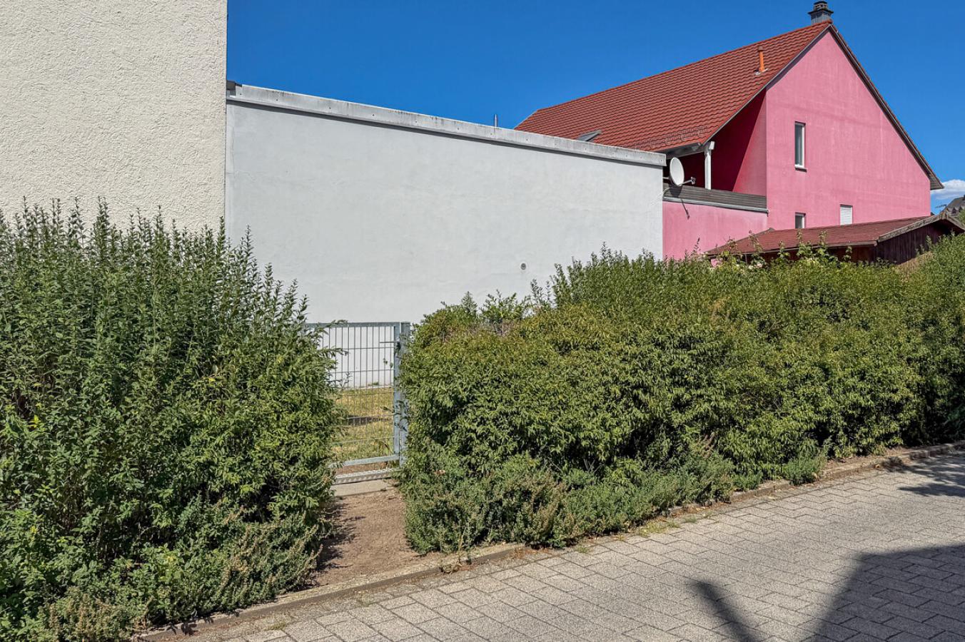Seitenansicht Garten von der Spielstraße
