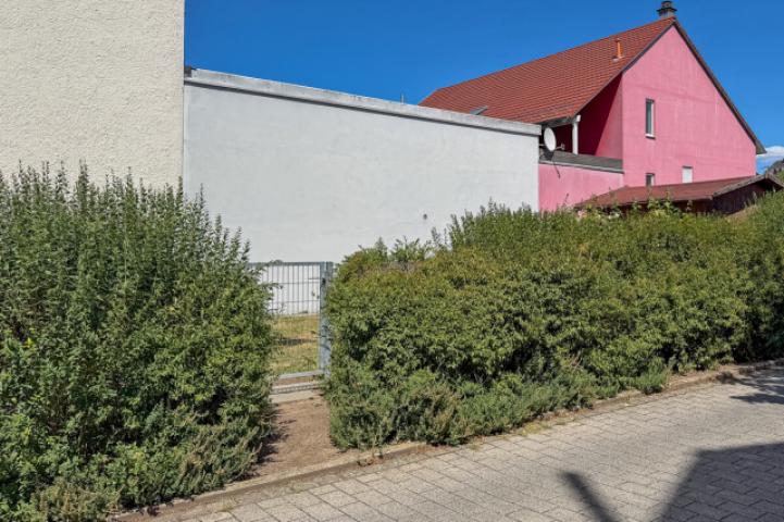 Seitenansicht Garten von der Spielstraße