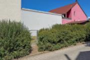 Seitenansicht Garten von der Spielstraße