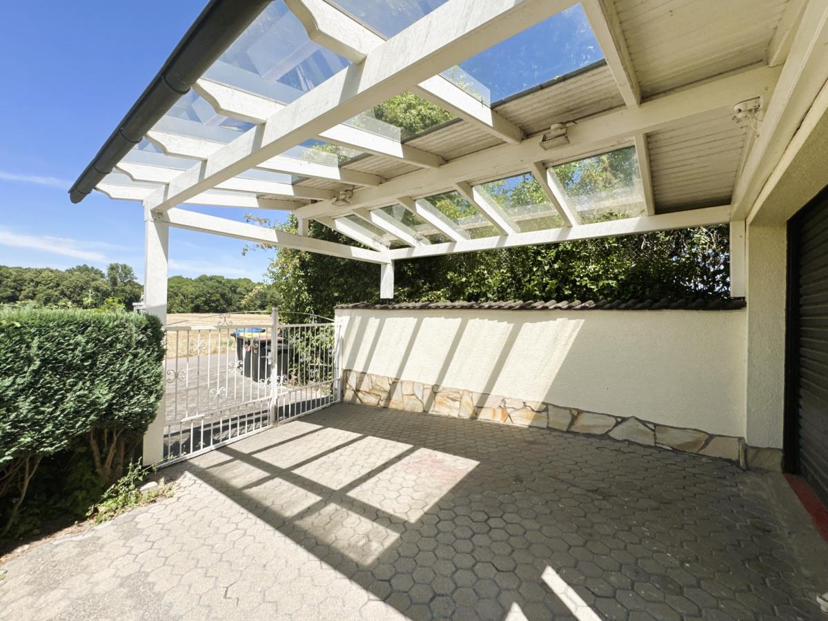 Einfahrt Garage
