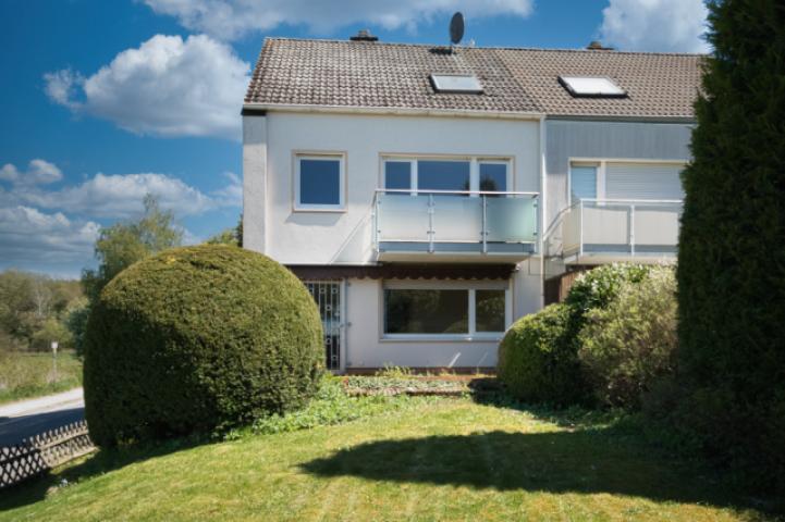 Gartenseite mit Balkon und Terrasse