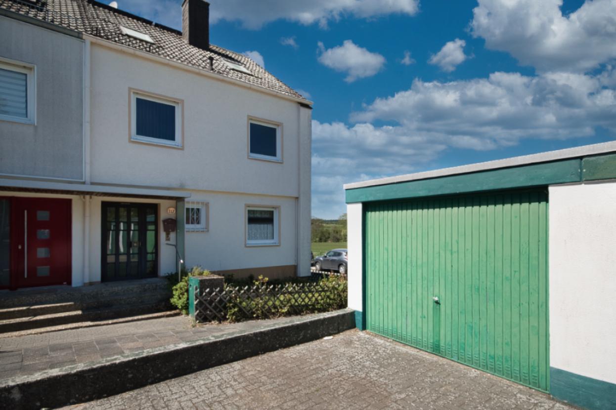 Außenansicht mit Garage