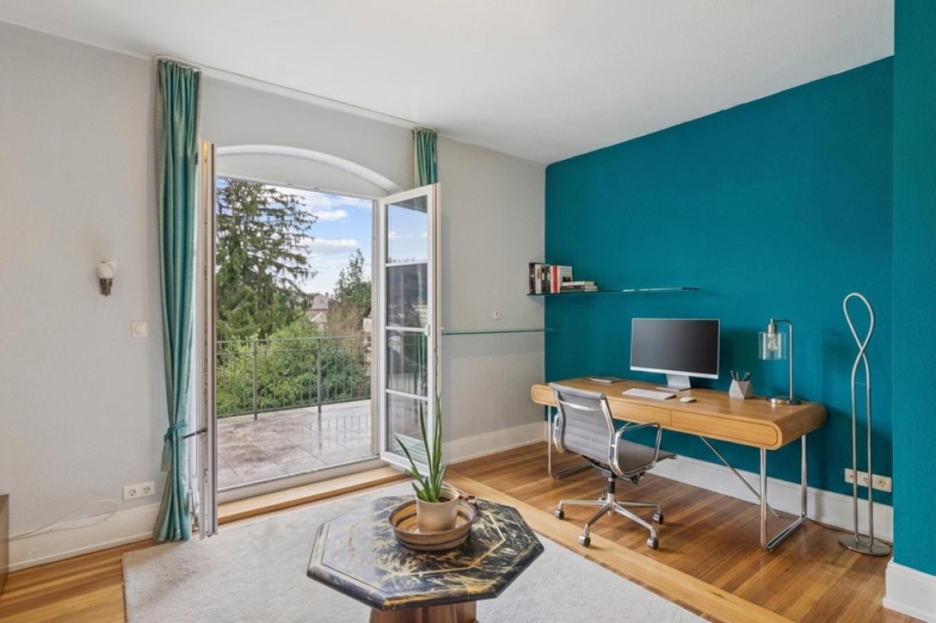 Zimmer 2 mit Balkon im 1. OG, Virtuell bearbeitet (KI-generiert) - Wohnung wird unmöbliert übergeben