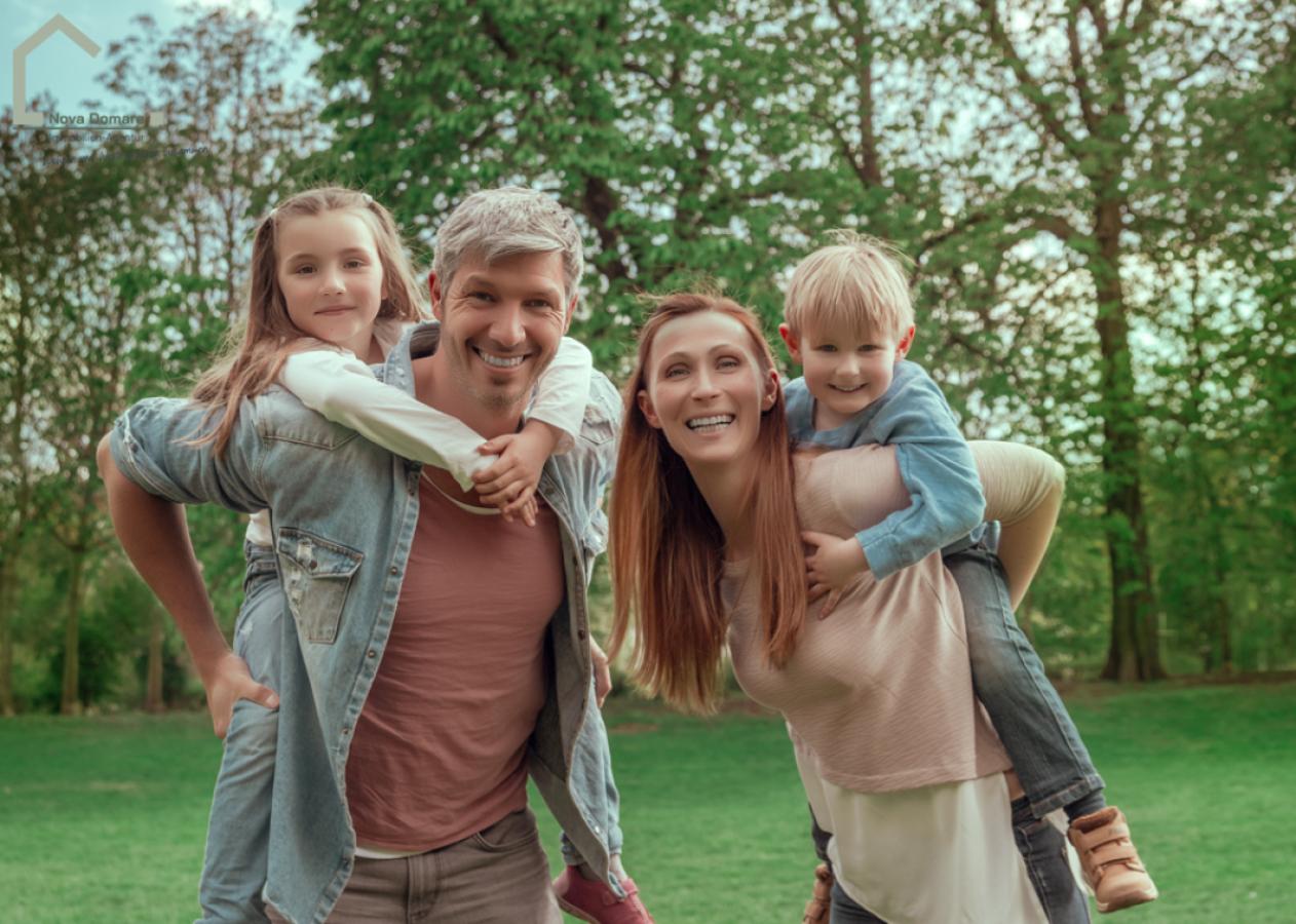 Glückliche Familie im grünen
