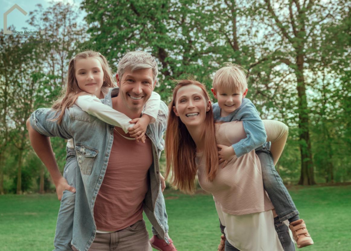 Glückliche Familie im grünen