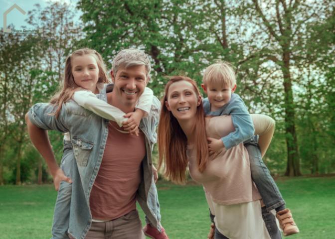 Glückliche Familie im grünen