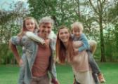 Glückliche Familie im grünen