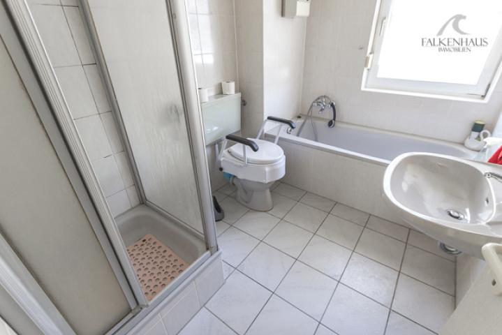 Bad mit Dusche und Badewanne