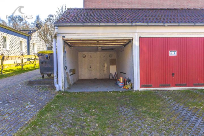 Garage und ein Stellplatz direkt davor