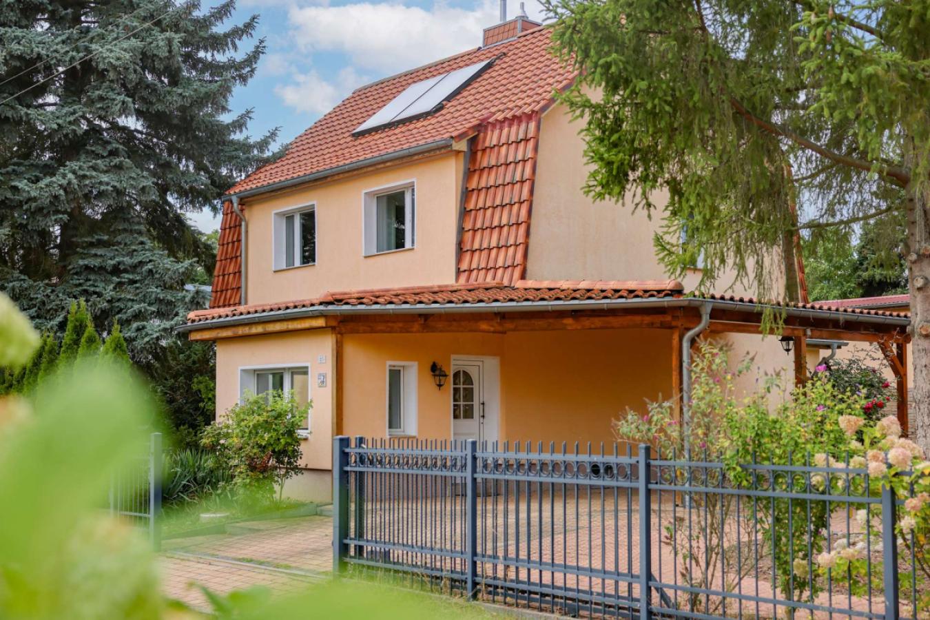 MEDITERRANES WOHNEN VOR DEN TOREN BERLINS - EINFAMILIENHAUS FUßLÄUFIG ZUR S-BAHN