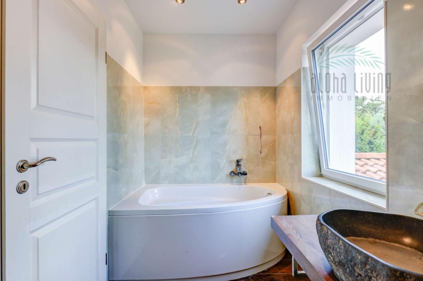 Badezimmer 1 (OG)