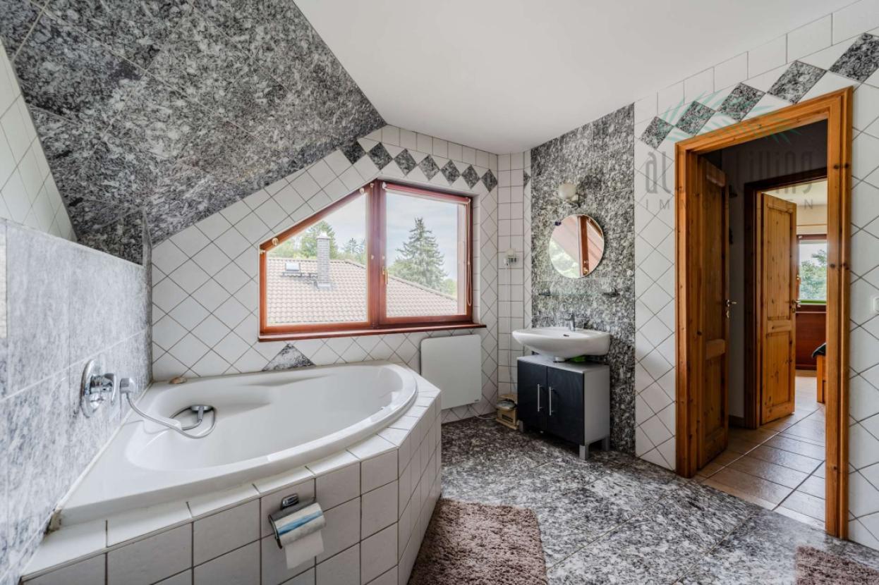 Badezimmer (OG)