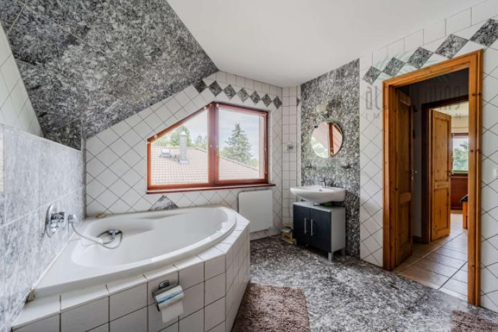 Badezimmer (OG)