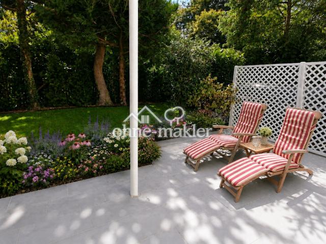 Terrasse_mit_Liegestühlen