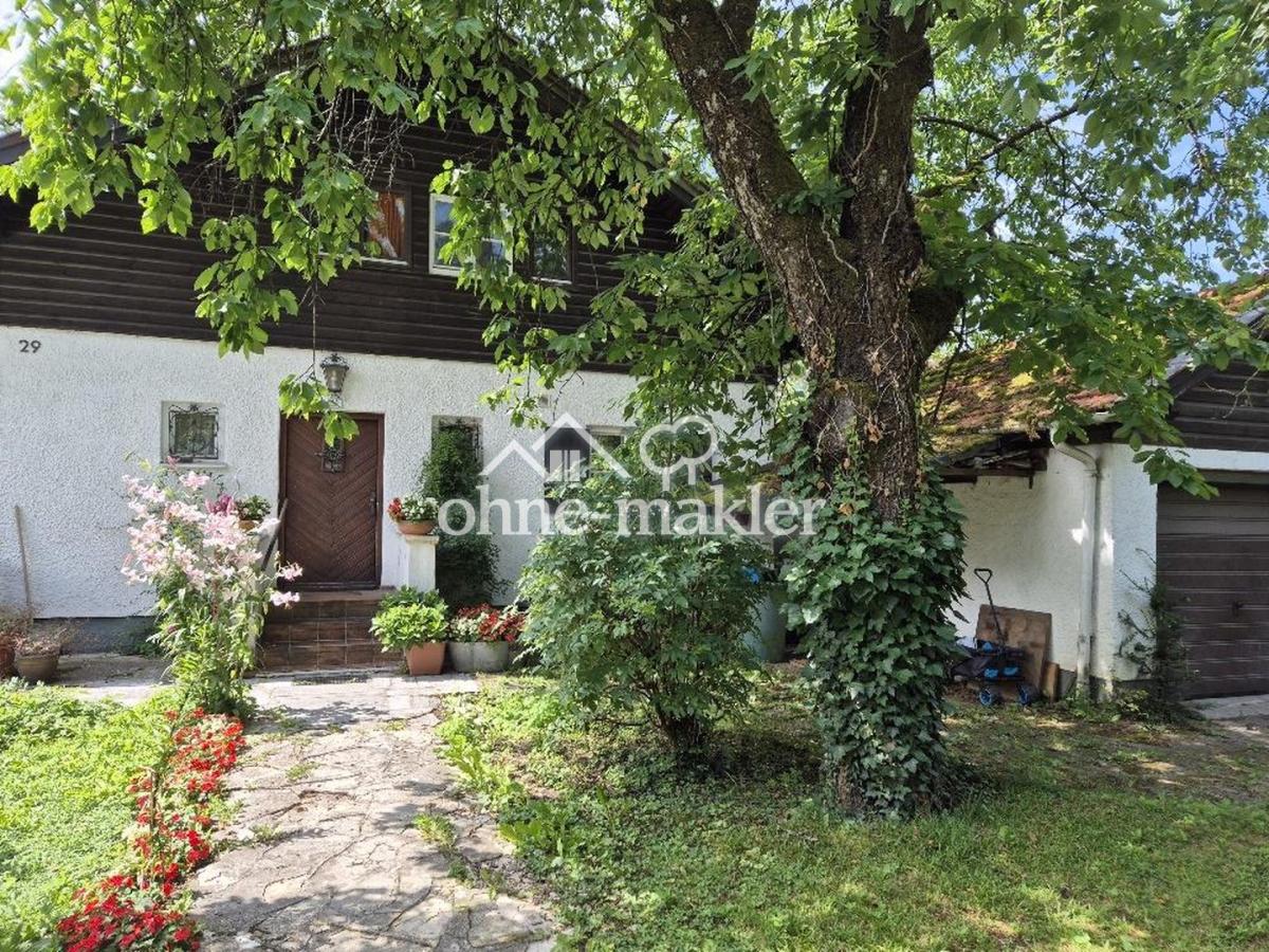 Vorgarten + Haus