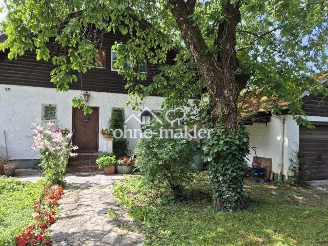 Vorgarten + Haus
