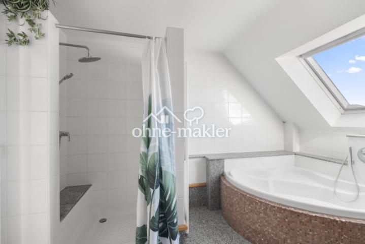 Gemauerte Dusche und Badewanne