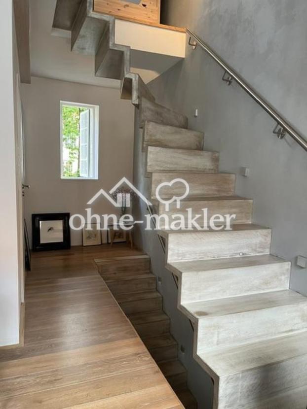 OG mit freitragender Treppe