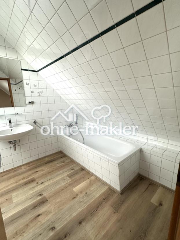 Bad mit Dusche und Badewanne