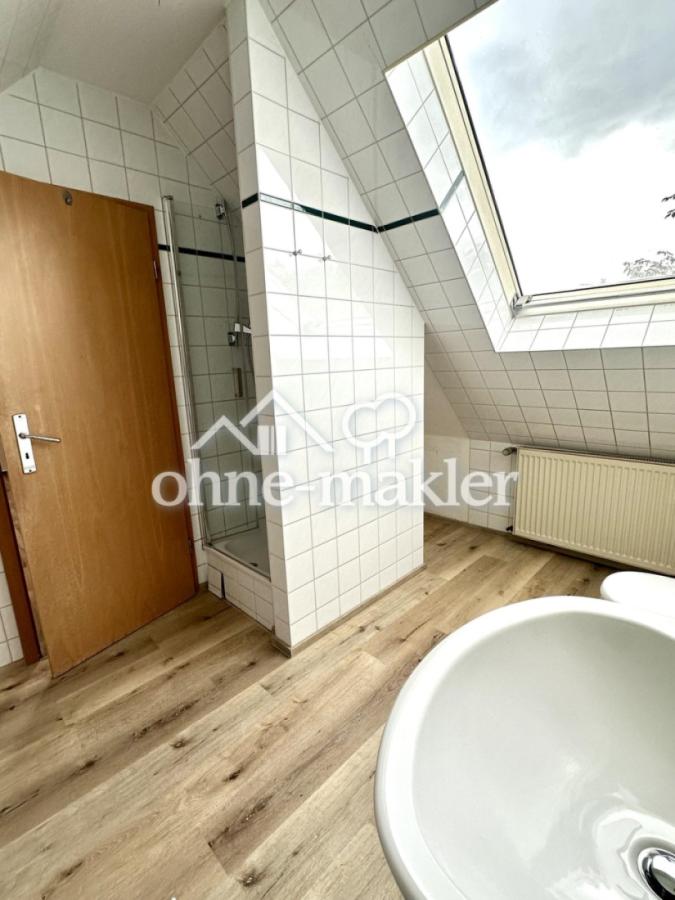 Bad mit Dusche und Badewanne