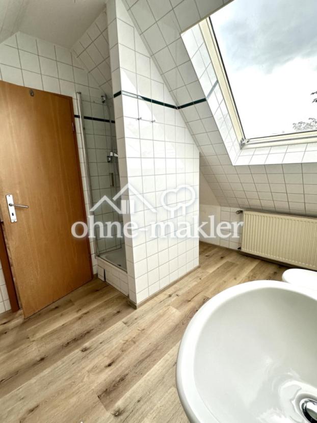 Bad mit Dusche und Badewanne