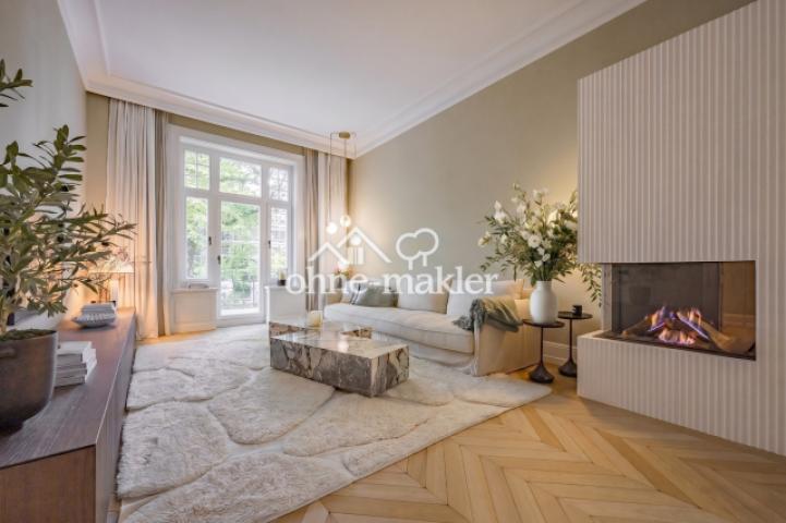 Wohnzimmer mit Balkon