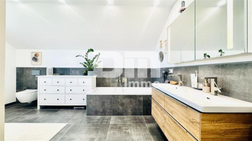 OG / DG Badezimmer / Wanne / Dusche