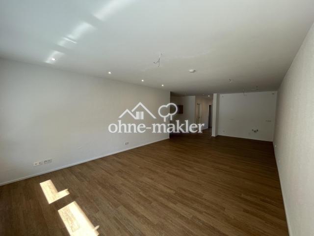 Wohnzimmer mit offener Küche
