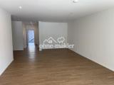 Wohnzimmer mit offener Küche