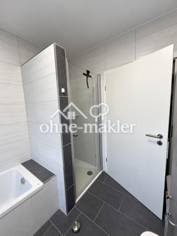Dusche und Badewanne