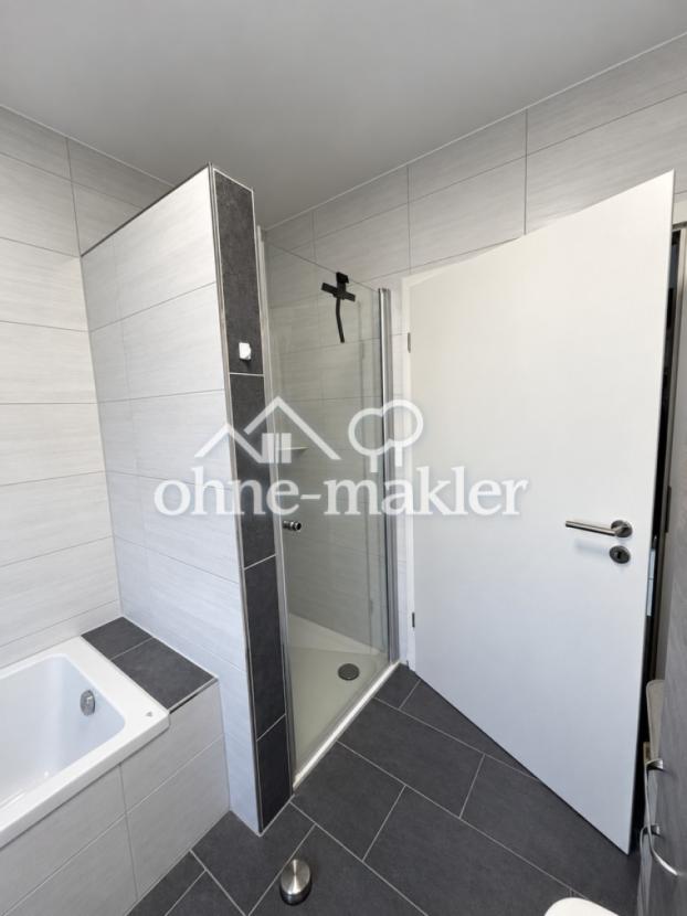Dusche und Badewanne