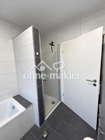Dusche und Badewanne